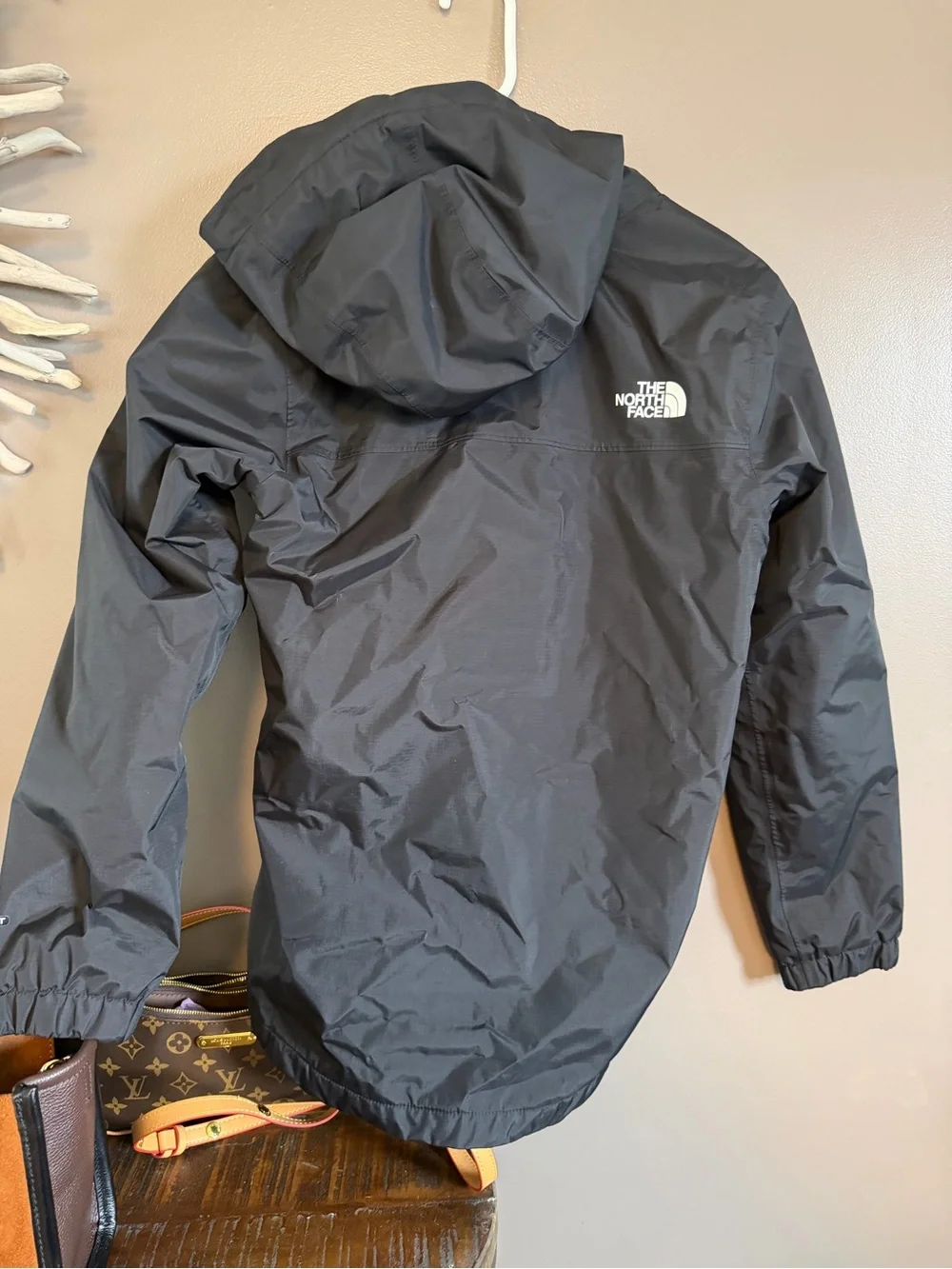 Boys North Face‎ jacket with Sherpa lining in black. Wind/rain.